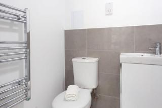 Modern 2 Bedroom Apartment in Ashford - 6