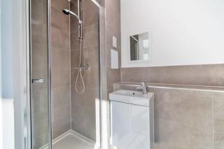 Contemporary 2 Bedroom Apartment in Ashford - Ashford - 5