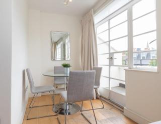Bright & Spacious Top Floor Apartment in Chelsea - London - 2