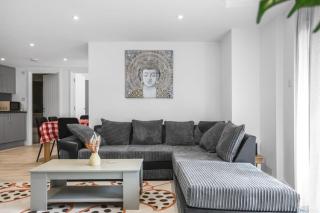 Modern 2 Bedroom Apartment in Central Woking - Woking - 2