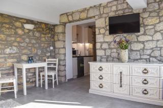 Coastal Stone Hideaway with Stunning Scenery - Kitriaí - 5