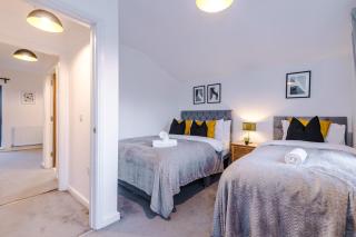 Stunning Manchester House Sleeps 10 with Parking by PureStay - Short Stays & Accommodation - 5