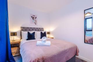 Stunning House Manchester with Parking - Sleeps 10 - by PureStay Short Lets & Accommodation - Manchester - 3