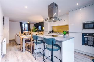 Stunning House Manchester with Parking - Sleeps 10 - by PureStay Short Lets & Accommodation - Manchester - 9