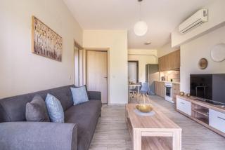 The Holiday House 1 - 2
