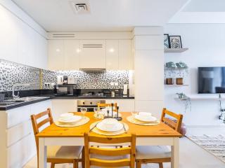 Modern and Cozy Condo With Unobstructed City Views - Dubai - 1