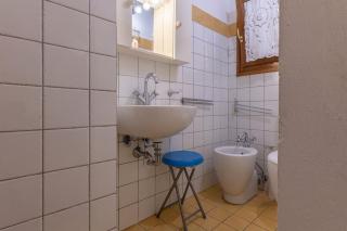 Central Apartment With Private Courtyard! - 7