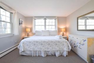 Peace and Quiet & Spacious Back Deck - 1