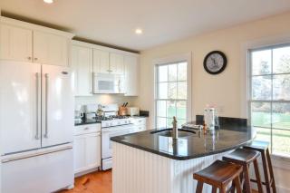 Newly updated spacious steps to water - 1