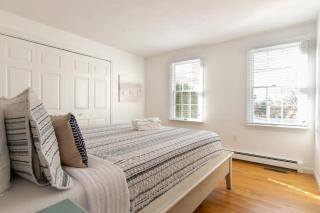 Spacious w Beautiful Yard & Dogs Welcome - Harwich - 1