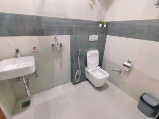 Radha Madhavam Hotel Vrindavan near Iskcon temple & Prem mandir - Vrindāvan - 3