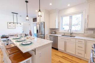 Stunningly Decorated Home with Hot Tub - Yarmouth - 1