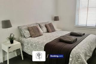 Netley Village Apartment By Your Stay Solutions Short Lets & Serviced Accommodation Netley Southampton With Free Wi-Fi - Southampton - 8