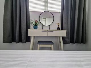 Modern And Spacious 3 Bedroom Family House with Workspace - Colchester - 2