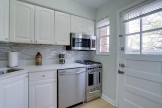 Sojourn Townhome in Old Town Alexandria with Relaxing Yard - 5