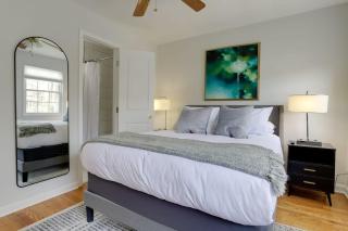 Sojourn Townhome in Old Town Alexandria with Relaxing Yard - Alexandria - 4
