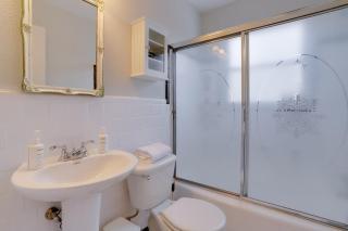 Sojourn Townhome in Old Town Alexandria with Relaxing Yard - Alexandria - 1