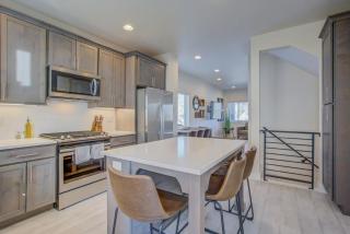 4BD Home w Rooftop Patio Fire Pit & Mountain Views - 5
