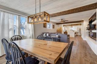 3BR Modern w Lg Backyard Mtn Views & Hot Tub - 4