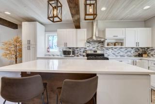 3BR Modern w Lg Backyard Mtn Views & Hot Tub - 1