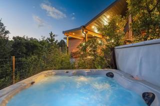 Stunning Views Modern Luxury Hot Tub Sauna - 7