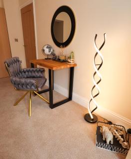 Half Moon Luxury One bedroom - Spacious APT Romantic Getaway with a hot tub, 5 min away from Eastbourne centre , free parking - Eastbourne - 6