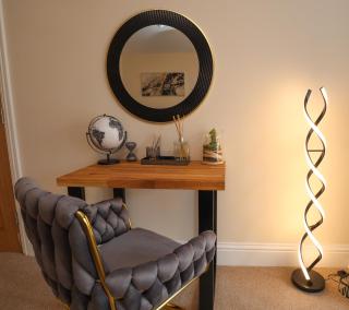 Half Moon Luxury One bedroom - Spacious APT Romantic Getaway with a hot tub, 5 min away from Eastbourne centre , free parking - Eastbourne - 5