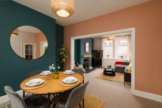 Joseph Suite by Koya Homes - 3-Bedroom Home, Central High Street, Free Parking - Barry - 9
