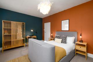 Joseph Suite by Koya Homes - 3-Bedroom Home, Central High Street, Free Parking - Barry - 3