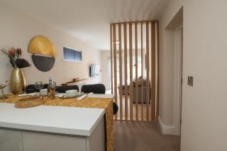 Half Moon Luxury One bedroom - Spacious APT Romantic Getaway with a hot tub, 5 min away from Eastbourne centre , free parking - Eastbourne - 2