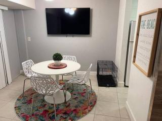 Lovely 2-Bedroom Condo with Pool and Gym - Sint-Petersburg - 9