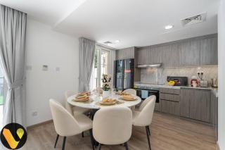 Vogue Vacation Homes, Springs Emirates Living near The Springs Souk, JBR, Marina, Mall of the Emirates, Spacious Villa with Garden and access to Lake and all Amenities in the Community - 1