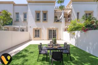 Vogue Vacation Homes, Springs Emirates Living near The Springs Souk, JBR, Marina, Mall of the Emirates, Spacious Villa with Garden and access to Lake and all Amenities in the Community - 2