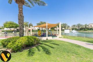 Vogue Springs Emirates Living near The Springs Souk, JBR, Marina, Mall of the Emirates, Spacious Villa with Garden and access to Lake and all Amenities in the Community - 4
