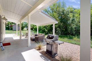 2BR Elegant Farmhouse Cottage with Porch, W and D - 8