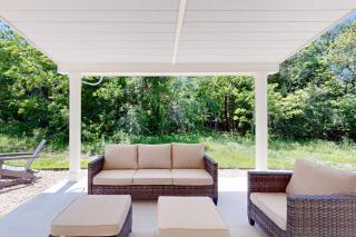 2BR Elegant Farmhouse Cottage with Porch, W and D - 7