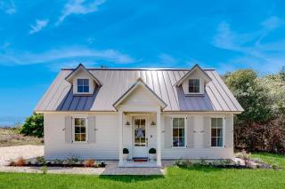 2BR Elegant Farmhouse Cottage with Porch and W and D - 9