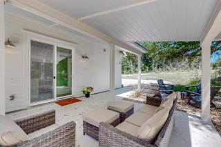 2BR Elegant Farmhouse Cottage with Porch and W and D - 8