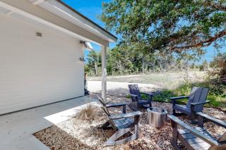 2BR Elegant Farmhouse Cottage with Porch and W and D - 5