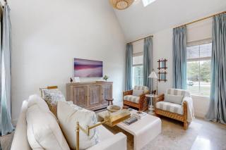 2BR Elegant Farmhouse Cottage with Porch and W and D - 4