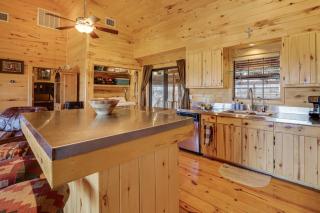 Hilltop Concan Cabin with Garner State Park Views! - Concan - 4