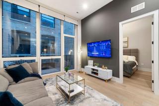 Chic River North Condo 2BR 2BA with Private Balcony - Chicago - 4
