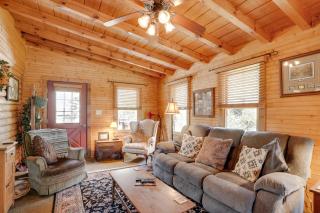 Peaceful Luray Cabin with Hot Tub, Deck and Fire Pit! - Luray - 6