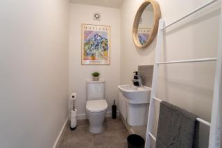 Huge Weekly & Monthly Savings - Free Parking - Wi-Fi & Netflix - 1