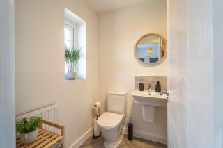 Stylish Home, Stylish Bedrooms-Free WiFi, Parking & Netflix - 3