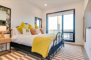 Stylish downtown condo w/ pool & parking - Nashville - 0