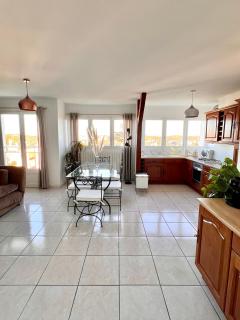 The Sunrise, Spacious, fully equipped, 2 parkings, 8p, tramway 1,2,4 - 7