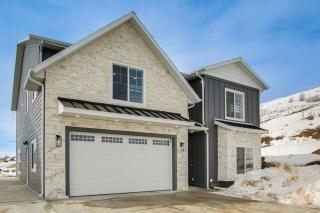 Modern and Spacious Garden City Home with Pool Access! - Garden City - 8