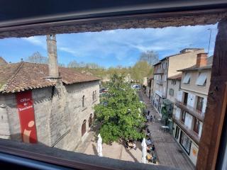 Appt lumineux, vue place Vival - Figeac - 7