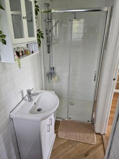 Dunmow 1-Bed Cabin Sleeps 4 10 mins to Stansted - 5